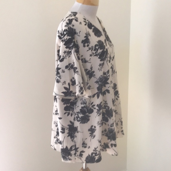 New! Anyally 2XL floral v neck blouse. - Picture 2 of 8